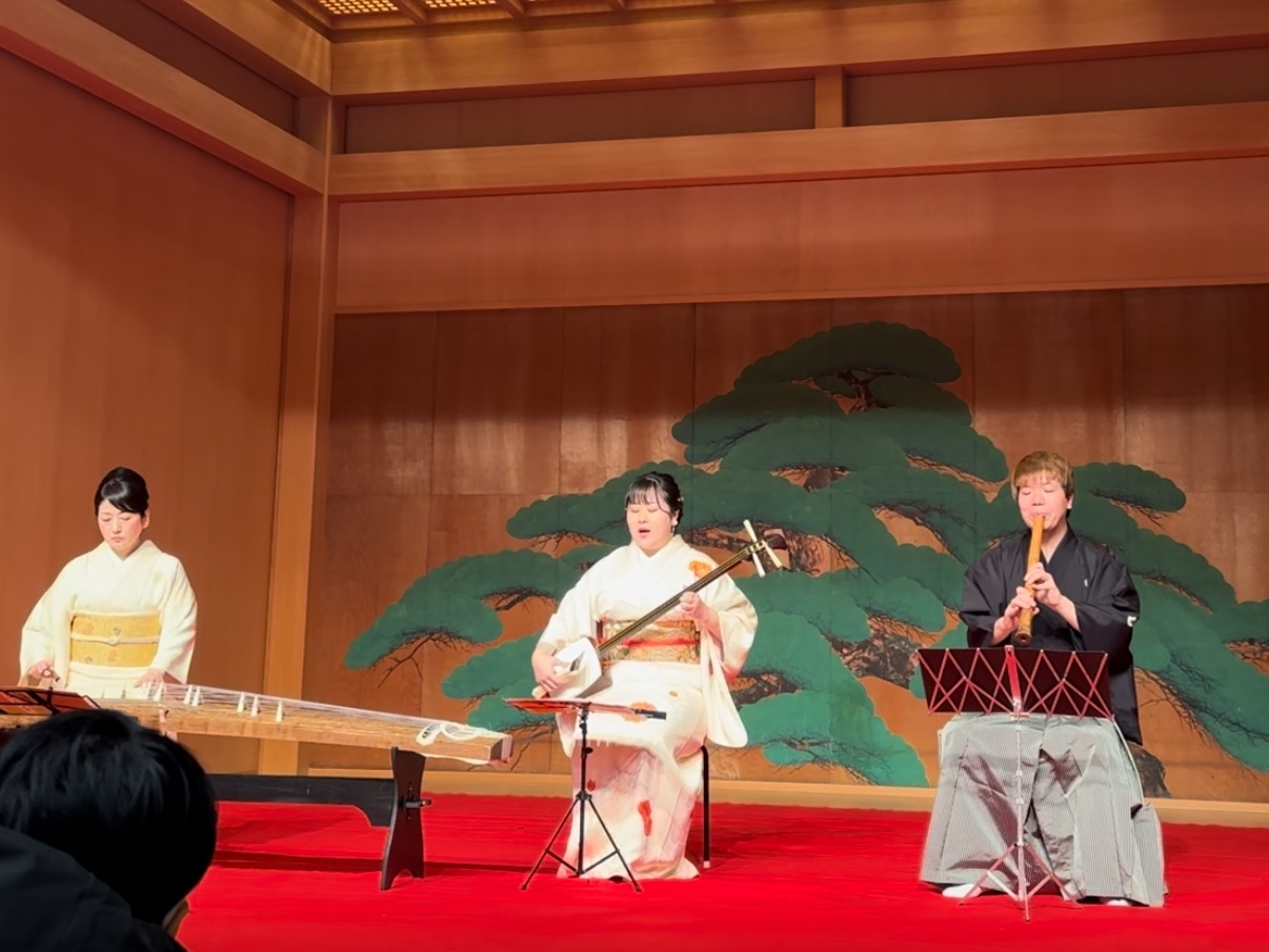 和楽器を演奏する私の写真